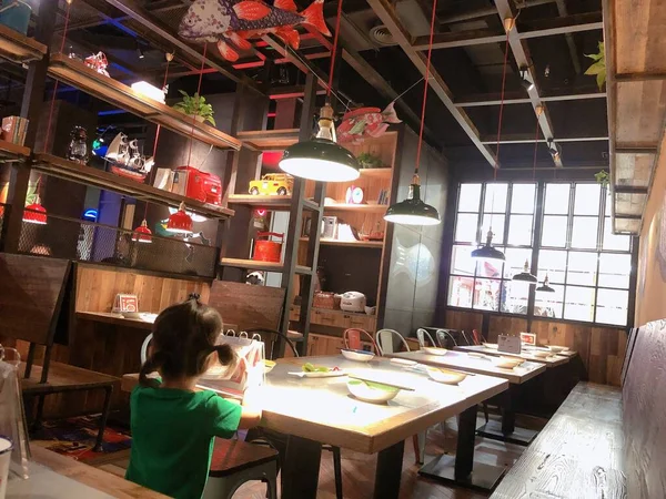 Una Joven Sentada Café Leyendo Libro — Foto de Stock