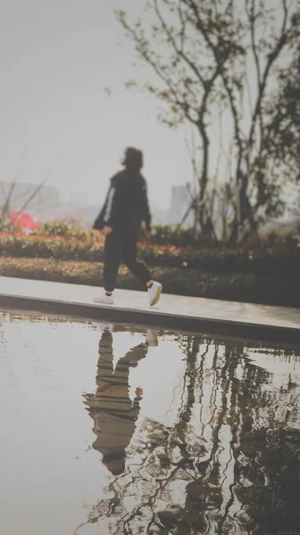 Joven Pareja Caminando Parque — Foto de Stock