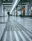 prázdná stanice metra ve městě