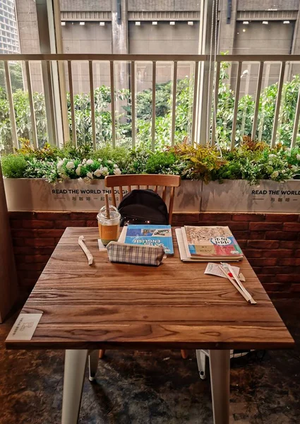 Interior Una Cafetería Con Una Mesa Una Silla — Foto de Stock