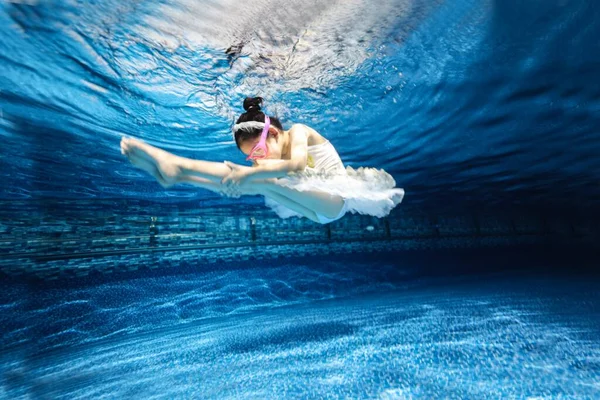Jovem Nadando Piscina — Fotografia de Stock