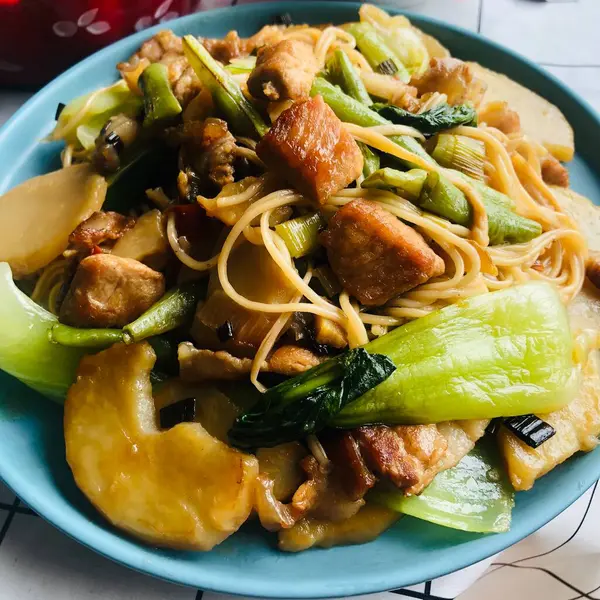 stock image stir-fried noodles with chicken and vegetables