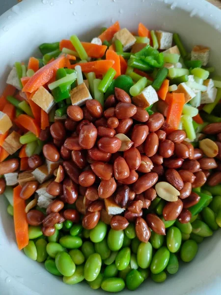 close up of beans, vegetables, peas, corn, carrots, onions, pepper, lentils, green