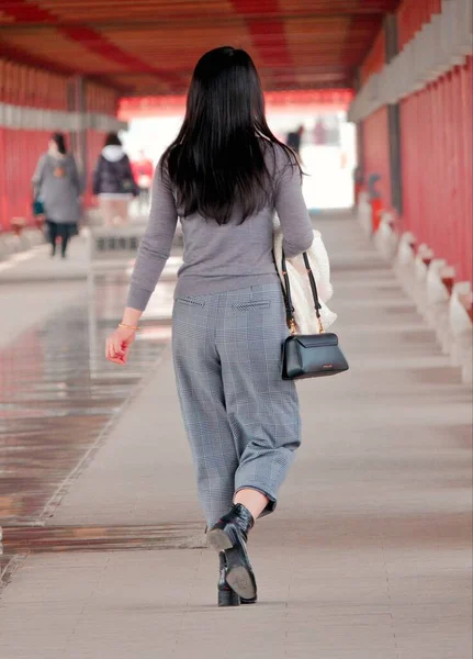 Mladá Žena Kráčející Městě Royalty Free Stock Fotografie