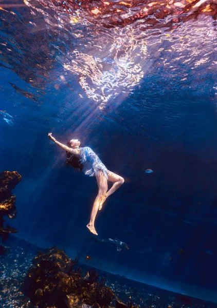 Jovem Nadando Debaixo Água Água — Fotografia de Stock