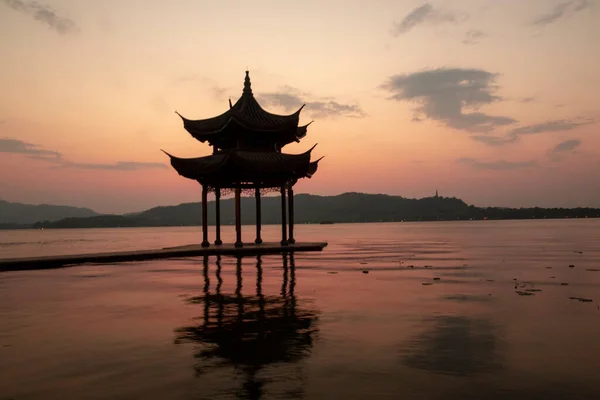 Stock image beautiful view of the city of the lake in the morning