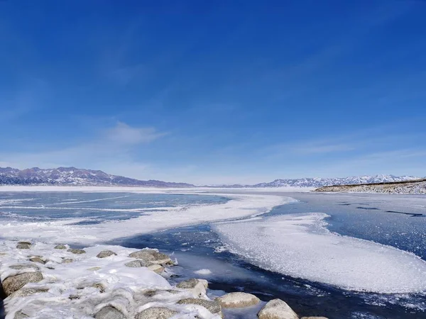 Bellissimo Paesaggio Con Neve Ghiaccio Nel Lago — Foto Stock