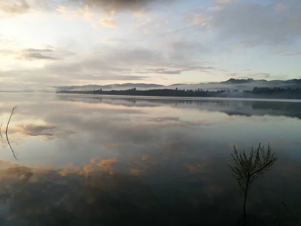 Matahari Terbenam Yang Indah Atas Danau — Stok Foto