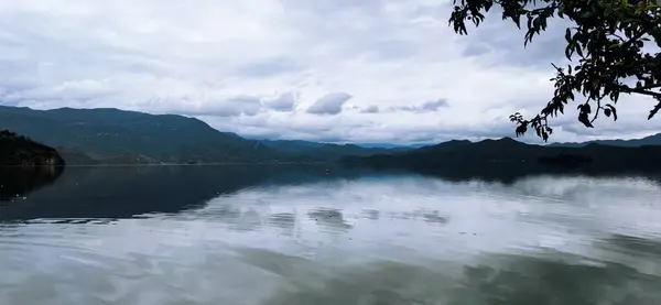 Pemandangan Indah Danau Pegunungan — Stok Foto