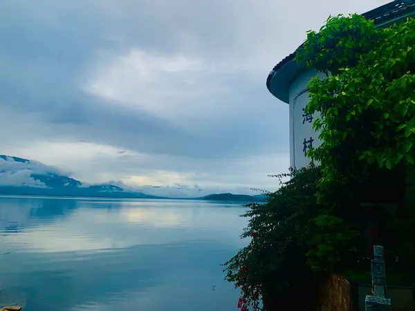 Pemandangan Indah Dengan Danau Dan Pegunungan — Stok Foto