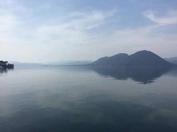 Pemandangan Indah Danau Pegunungan — Stok Foto