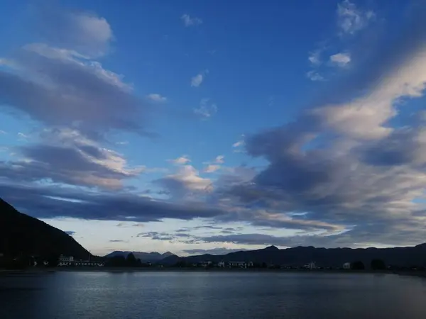 Pemandangan Indah Dengan Danau Alam — Stok Foto