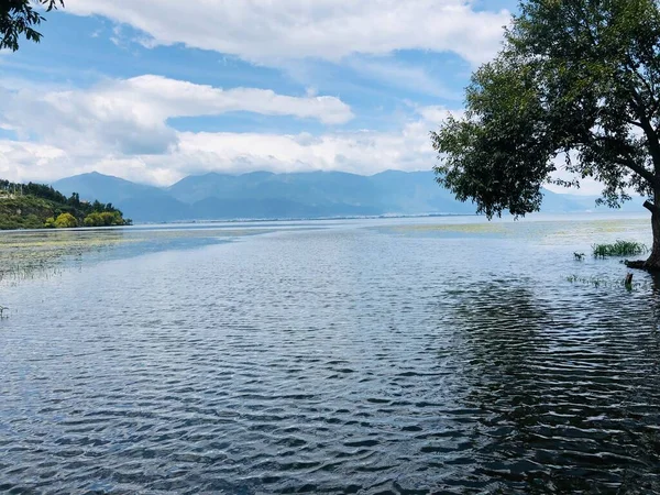 Pemandangan Indah Dengan Danau Dan Pegunungan — Stok Foto