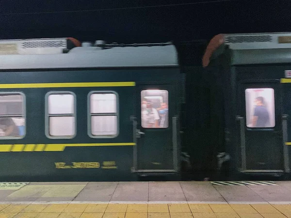 the image of a train in the city