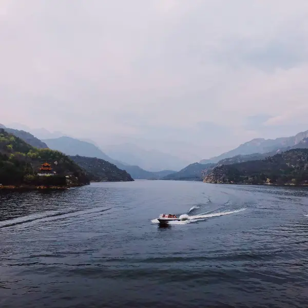 Danau Lansekap Dengan Pegunungan — Stok Foto