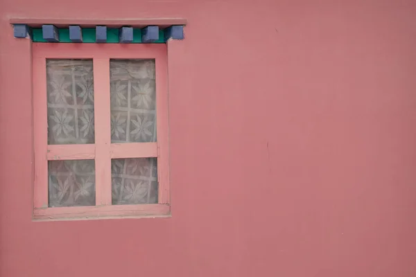 window with a red and white windows