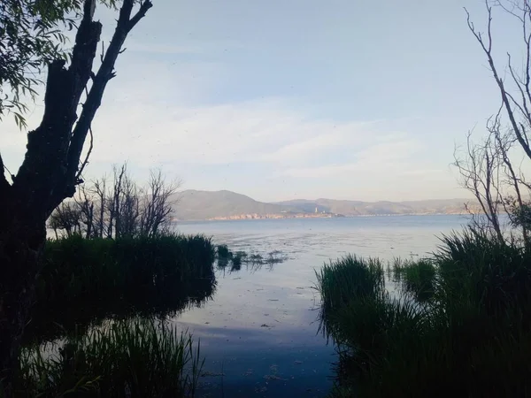 Pemandangan Indah Dengan Danau Dan Pegunungan — Stok Foto