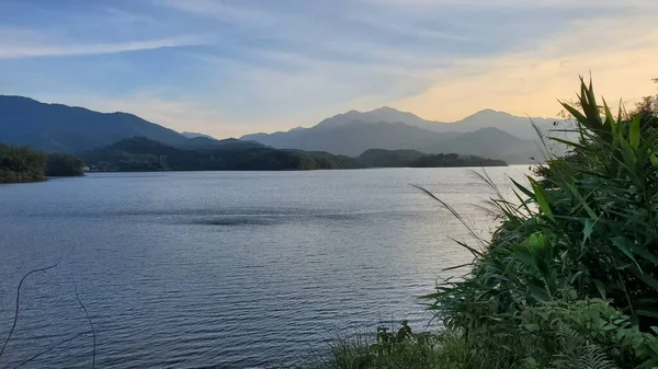 Pemandangan Indah Dengan Danau — Stok Foto