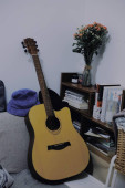 kytara a hudební nástroje na stole