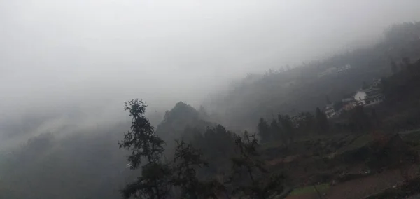 Hermoso Paisaje Con Niebla Nubes — Foto de Stock