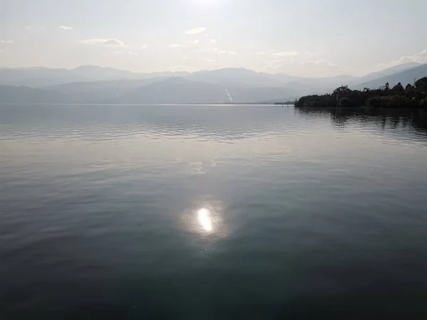 Pemandangan Indah Dengan Danau Dan Pegunungan — Stok Foto