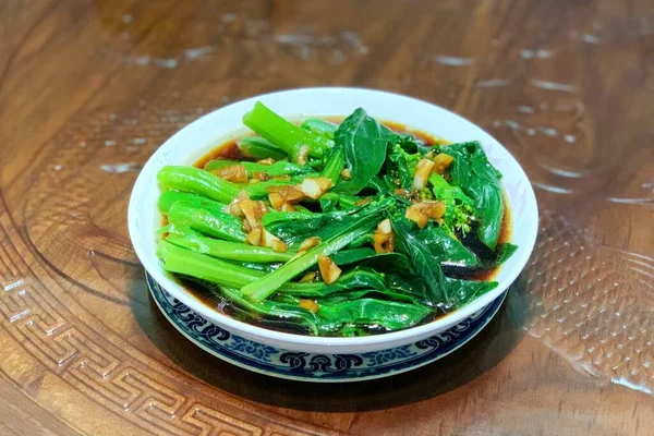 stir-fried noodle with green beans and mint leaves