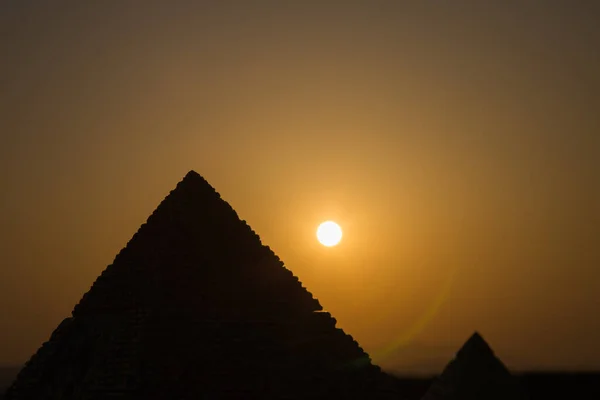 the sun is a great pyramids in the giza, the ancient city of the most famous landmark.