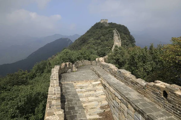 the great wall of the ancient city of china