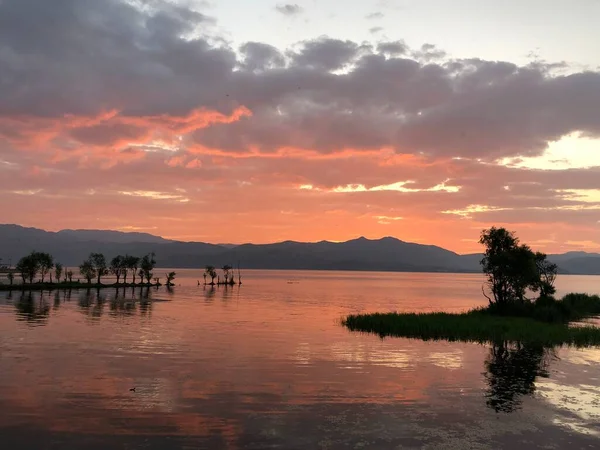 Matahari Terbenam Yang Indah Atas Danau — Stok Foto