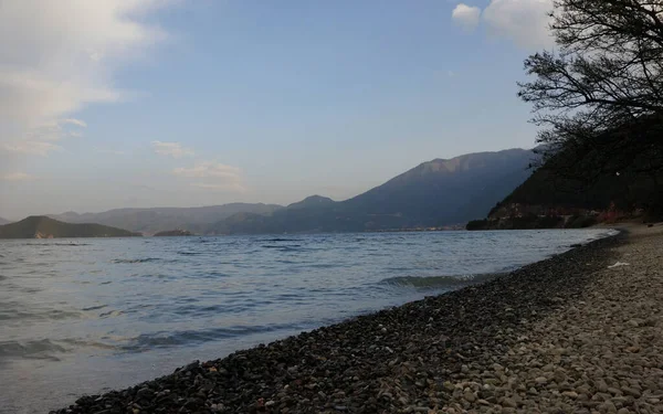 Pemandangan Indah Dari Laut Dan Pegunungan — Stok Foto