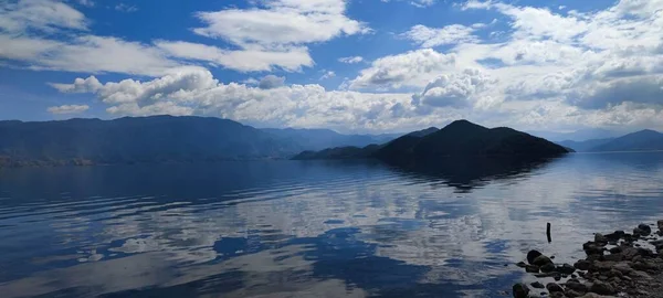 Pemandangan Indah Dengan Danau Dan Pegunungan — Stok Foto