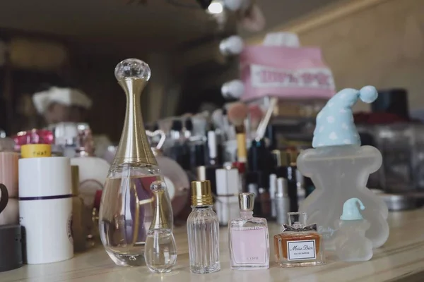 close up of a hand of a woman\'s perfume