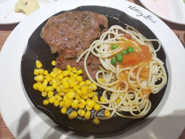 spaghetti with meat and vegetables