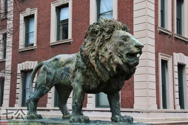 the statue of the lion in the city of london