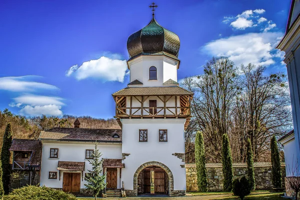 Eski Ukraynalı manastırın uzağa