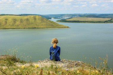 Güzellik Ukraynalı doğa manzara üzerinde seyir kız 