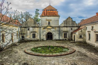 Lviv bölgesi antik kale avlusunda