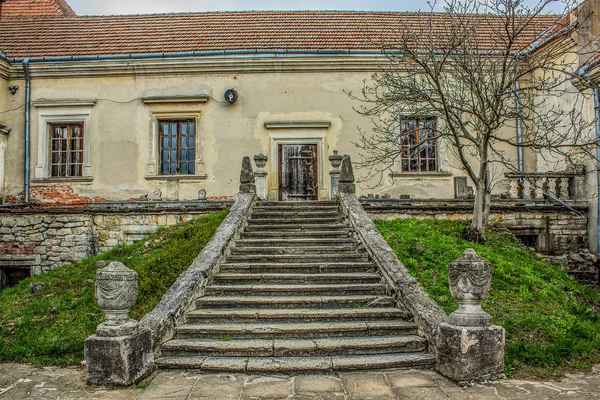 Pátio no castelo antigo na região de Lviv — Fotografia de Stock