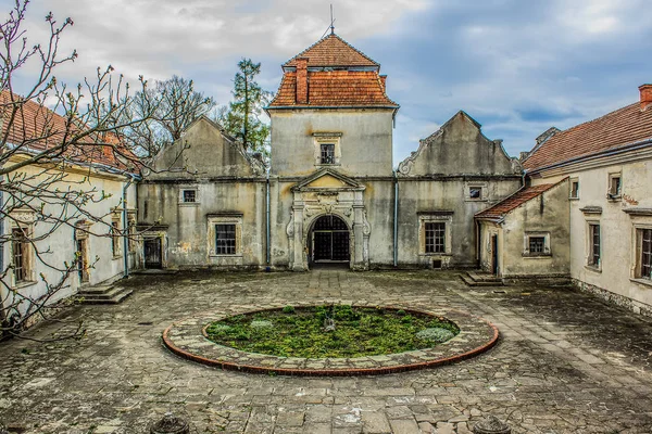 Lviv bölgesi antik kale avlusunda