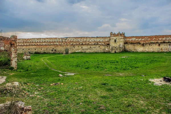 Ruines antiques du château dans la région de Lviv Ukraine — Photo