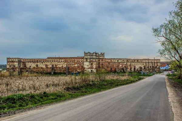 Fachada de ruínas castelo antigo — Fotografia de Stock