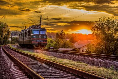 Tren günbatımı arka plan üzerinde hareket