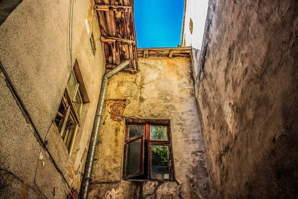 Intressant återvändsgränd vägg i gammal byggnad — Stockfoto