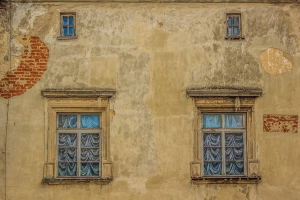 Alte Burgfassade mit Fenstern als Hintergrund — Stockfoto