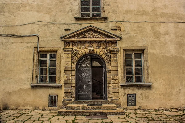Alte Burgfassade mit Türen und Fenstern als Hintergrund — Stockfoto