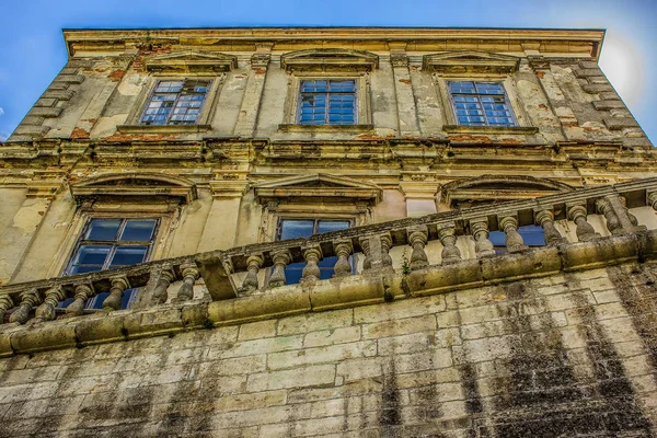 Oude kasteel gevel met deuren en ramen voor achtergrond — Stockfoto