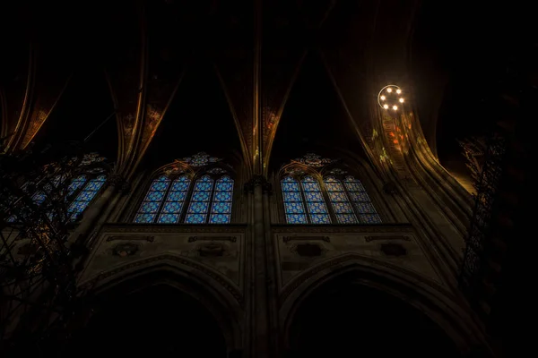 Όμορφη Λυκόφως Καθεδρικός Ναός Στο Εσωτερικό Windows Σκούρο Και Στέγη — Φωτογραφία Αρχείου