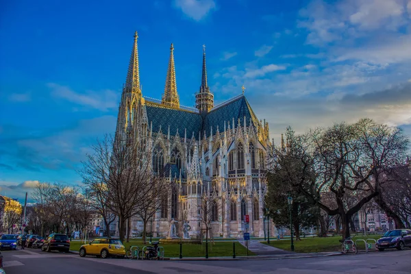 Hermosa Catedral Votivkirche Viena Capital Austria Día Brillante Cielo Azul —  Fotos de Stock