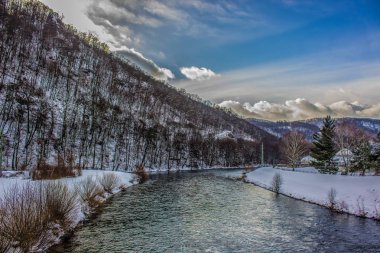 Güzel Kış Doğa manzara nehir, dağ ve kar mavi gökyüzü arka plan üzerinde