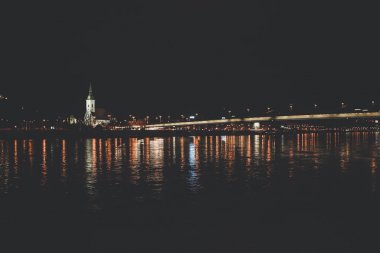 Bratislava - Slovakya'nın başkenti iyi Tuna nehir kenarında